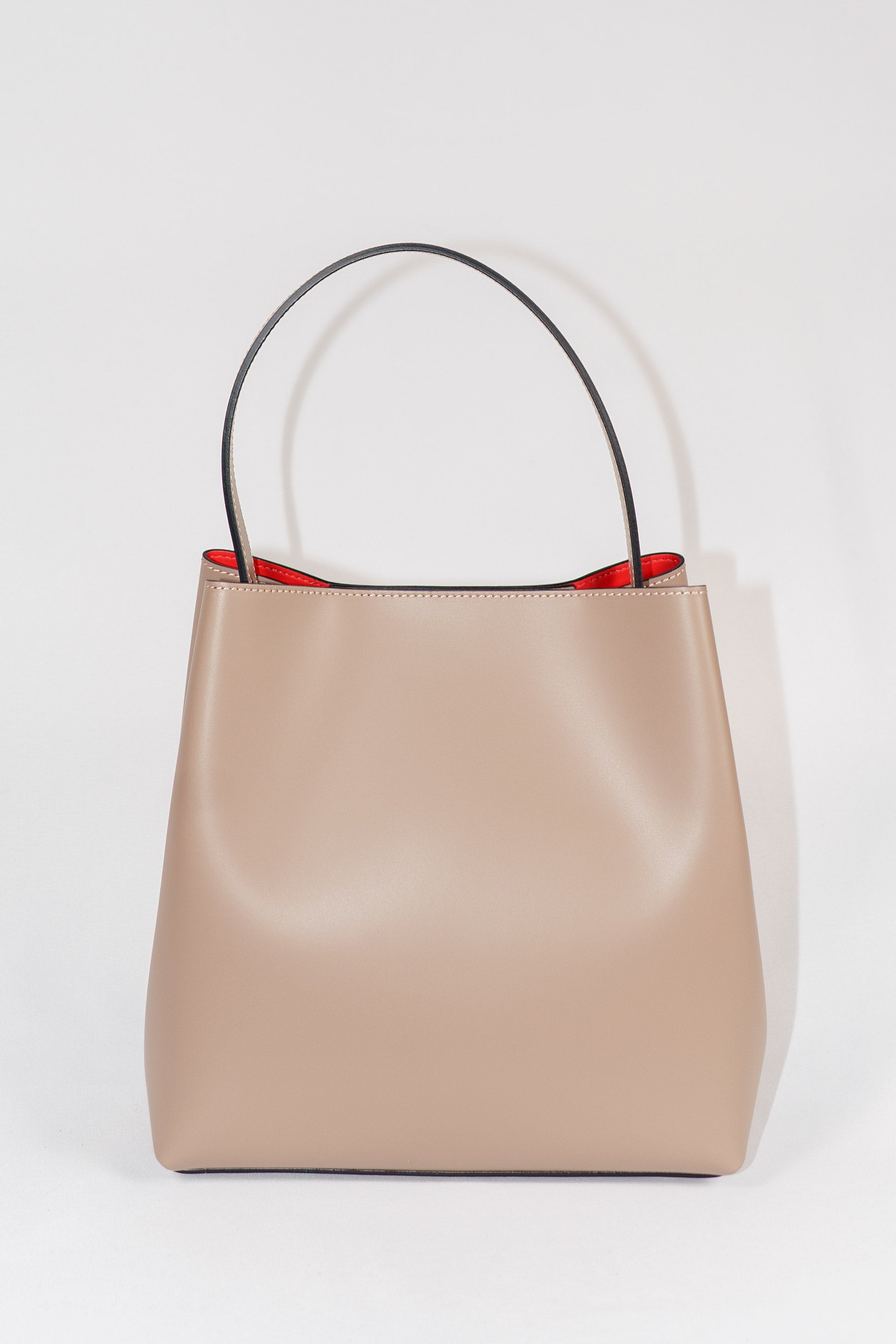 Bolso de piel beige elegante con asa rígida y cierre magnético para mujer