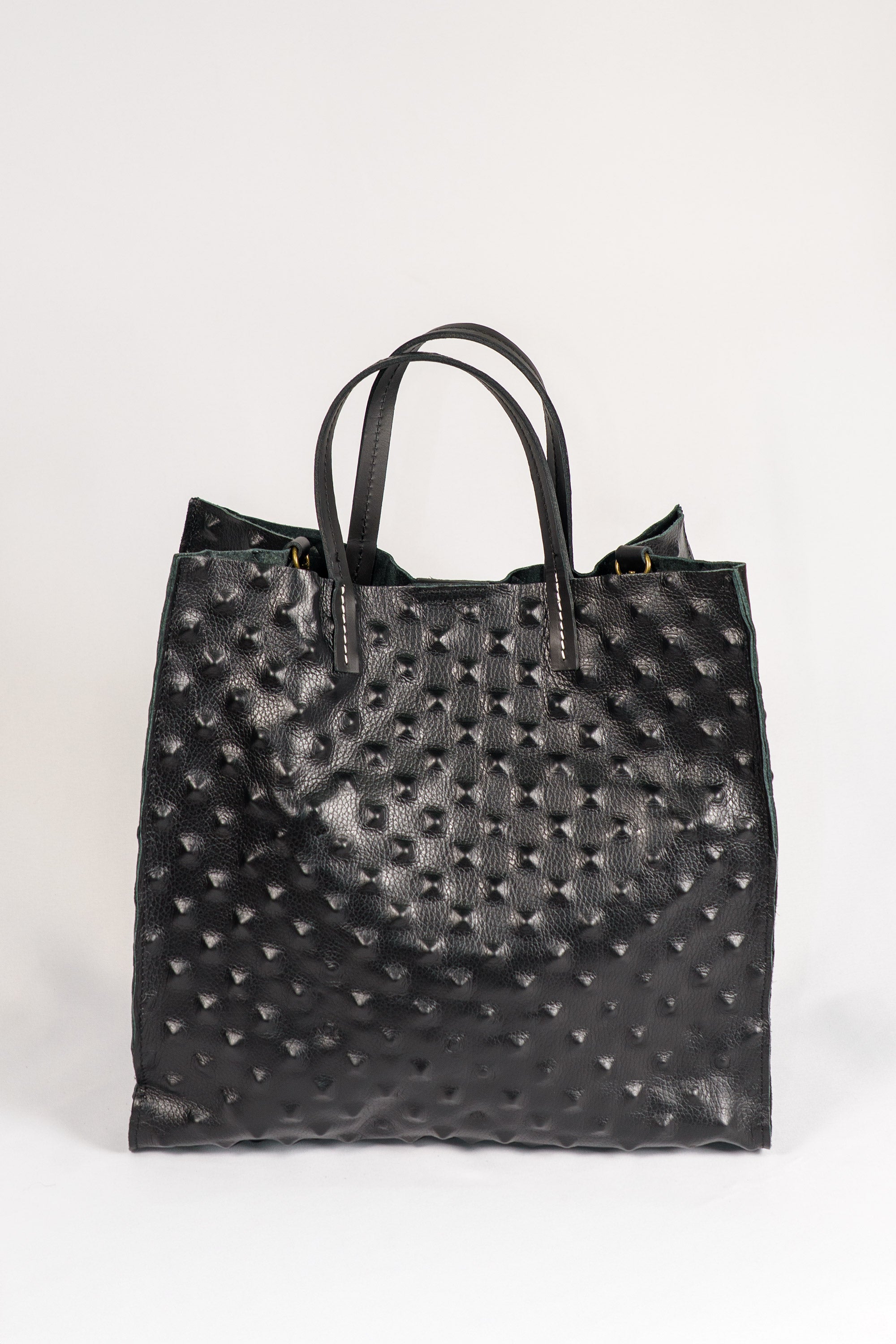 Bolso shopper de piel negro con textura geométrica y neceser interior