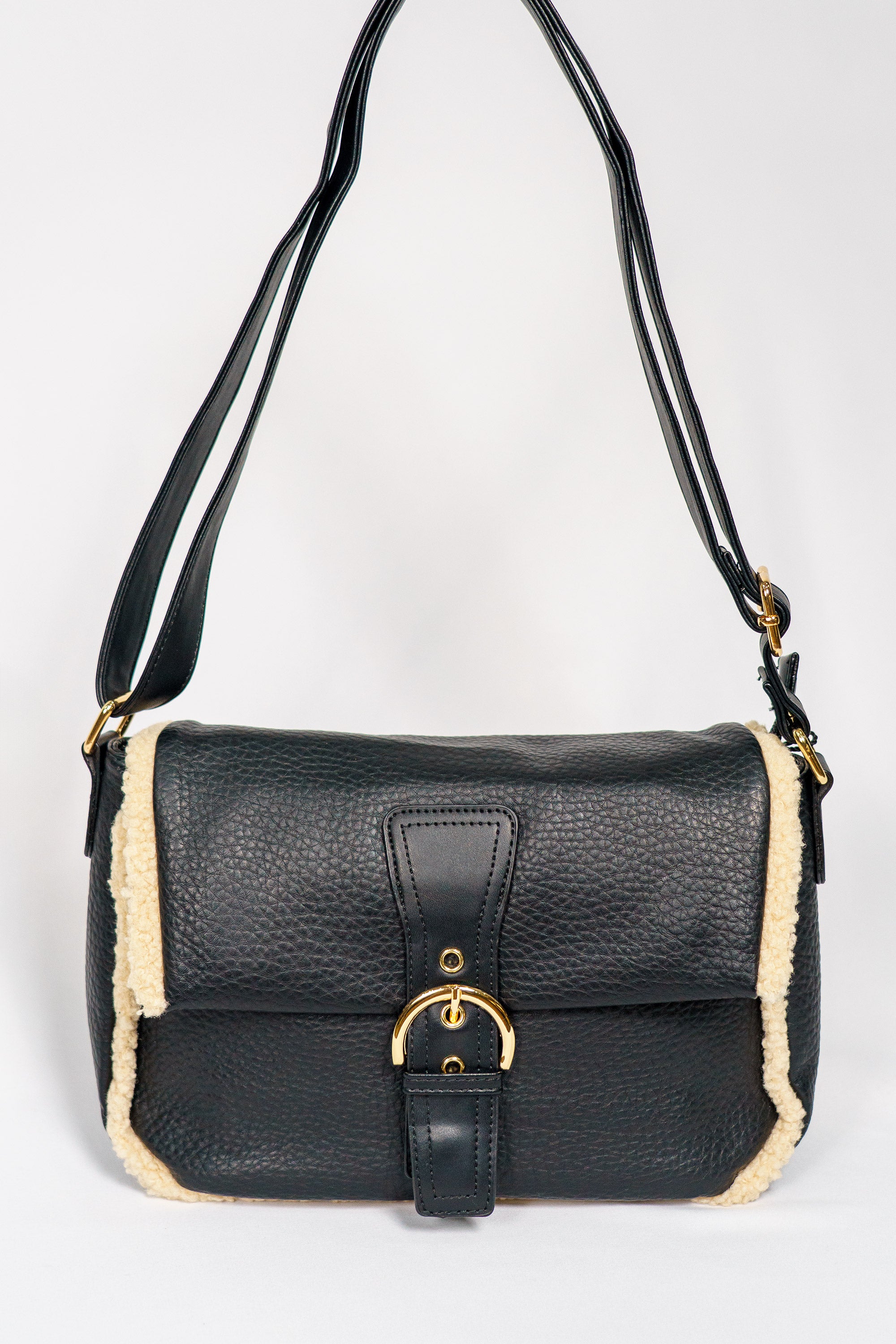 Bolso de hombro mediano negro con hebilla dorada