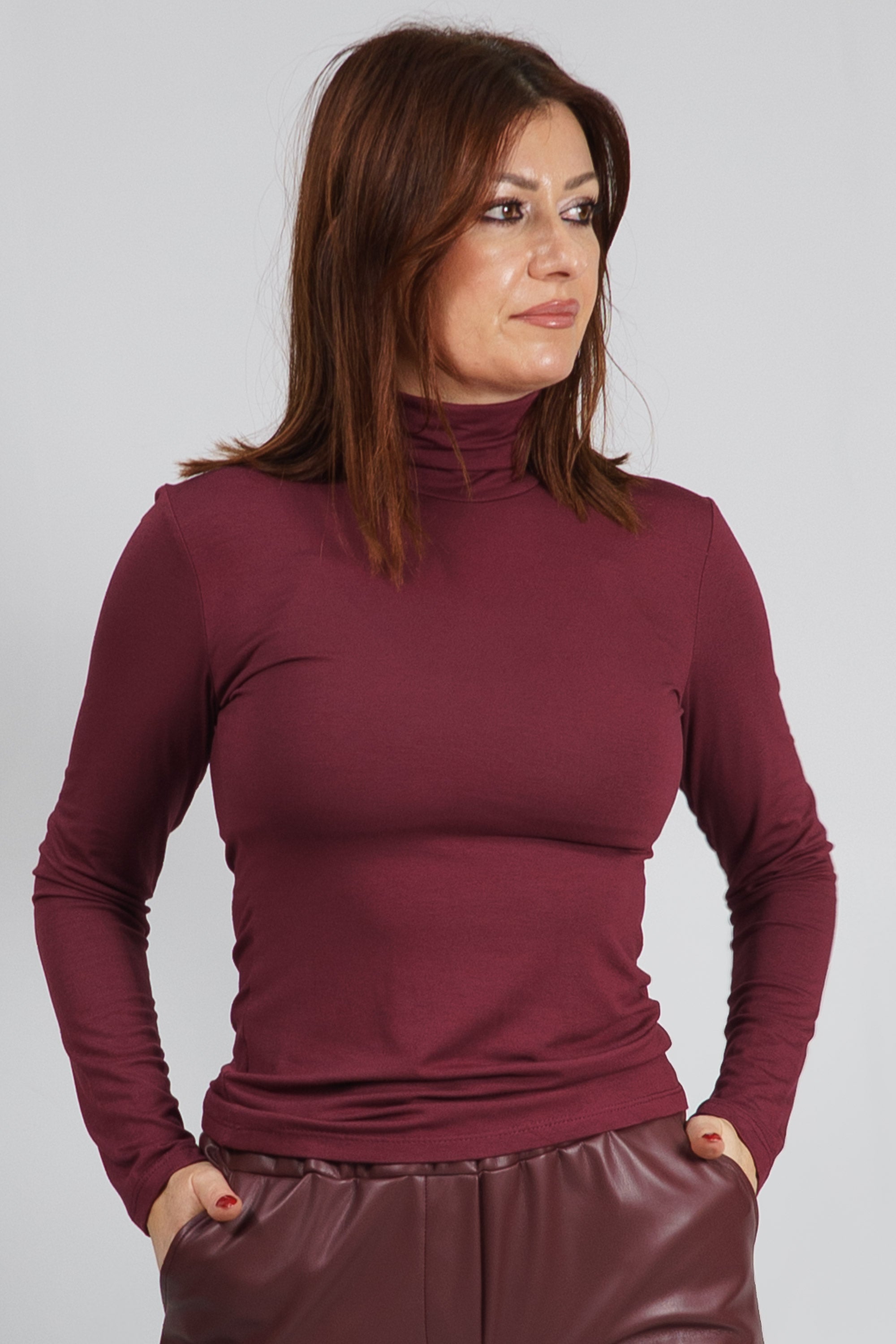Camiseta burdeos de cuello alto