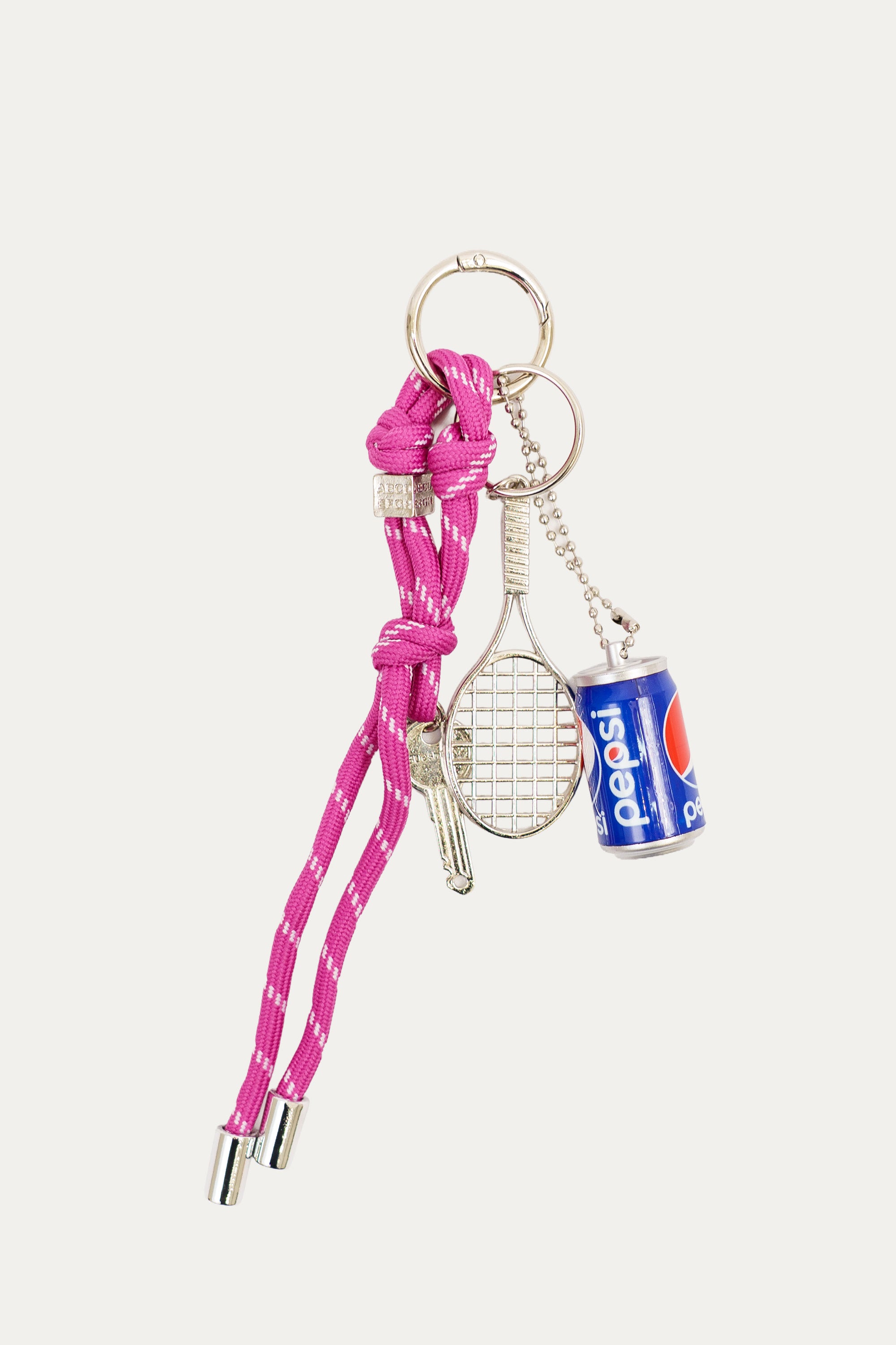 Colgante para bolso rosa con cordones decorativos