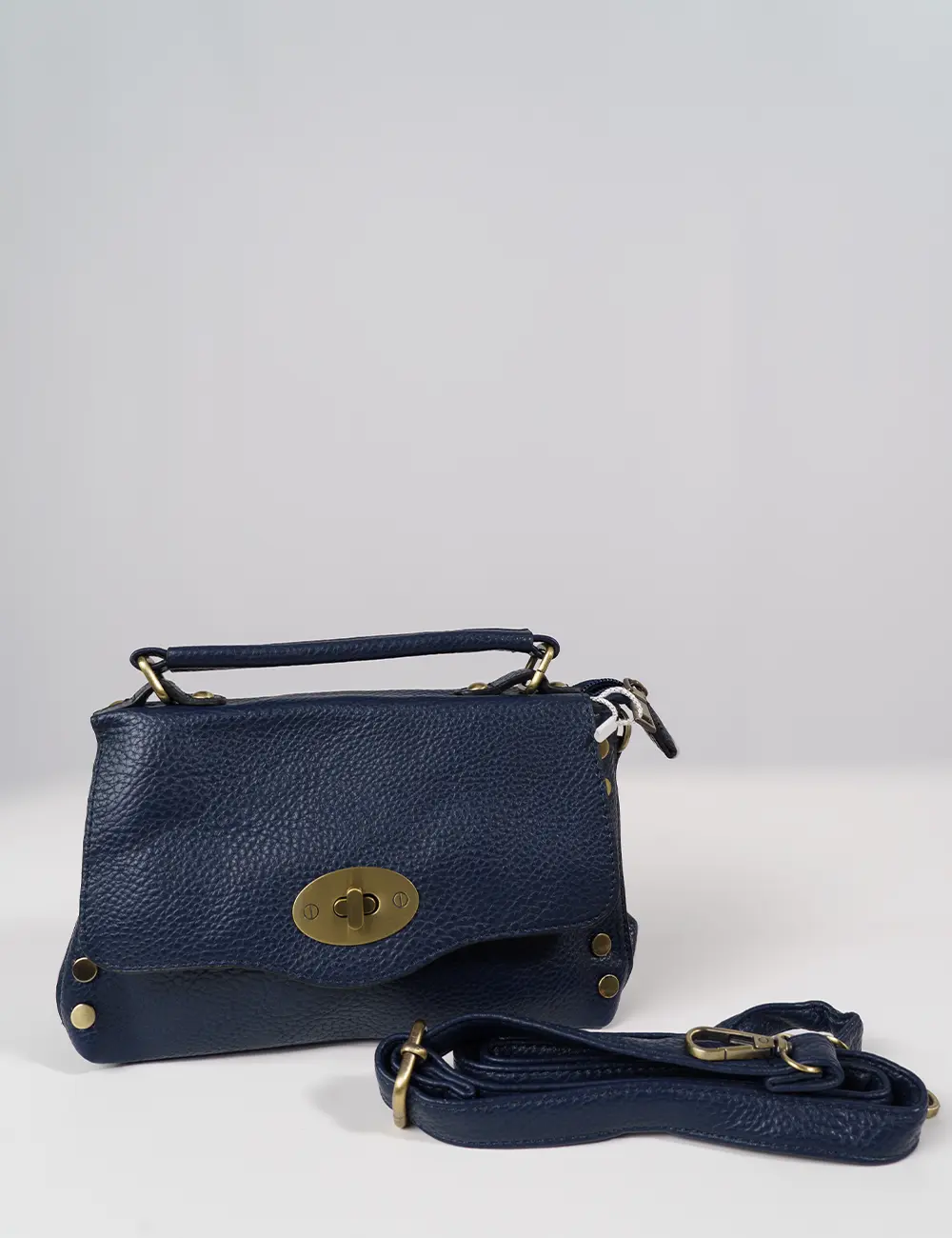 Bolso azul marino con tachuelas | elevee. Es Bolso azul marino con tachuelas elevee Es