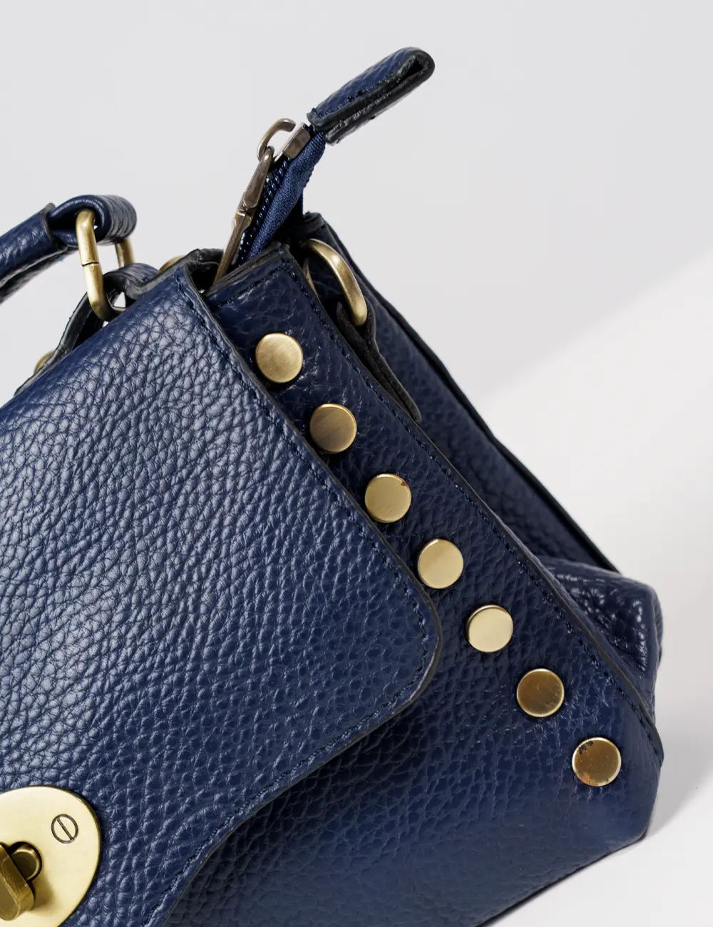 Bolso azul marino con tachuelas | elevee. Es Bolso azul marino con tachuelas elevee Es