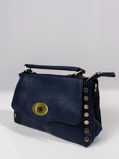 bolso azul marino con tachuelas