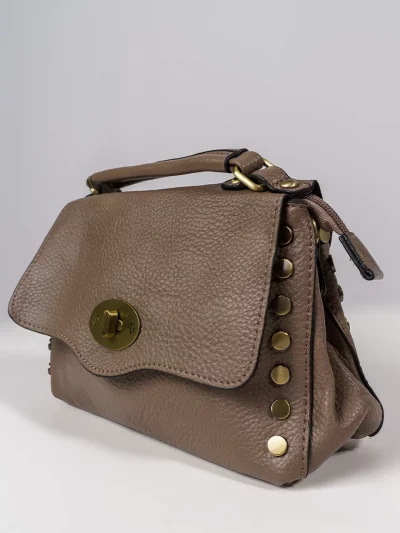 bolso taupe con tachuelas