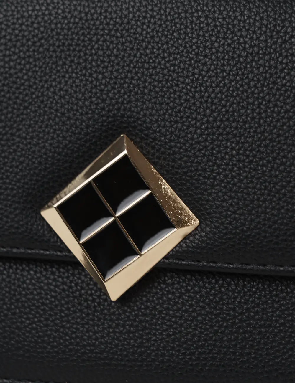 5057 negro4 | elevee. Es Detalle cierre geométrico dorado elevee Es